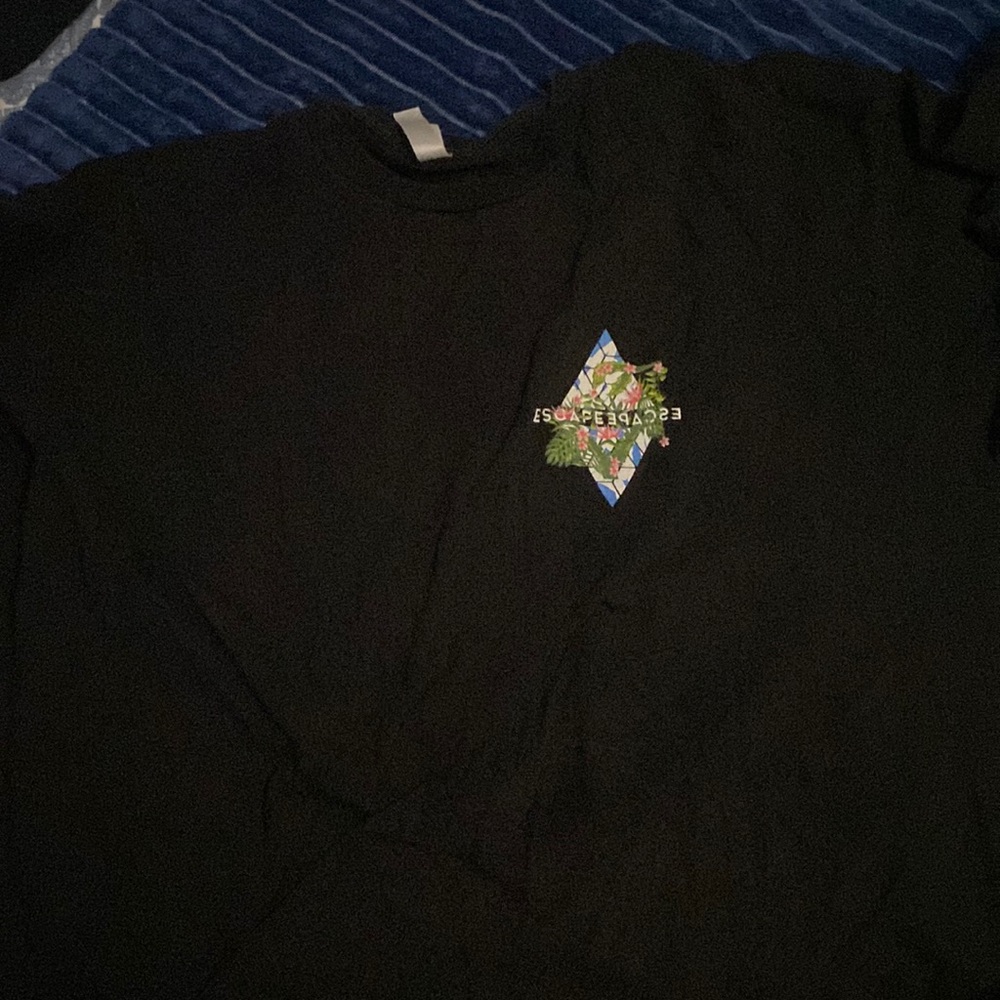 Black escape tee